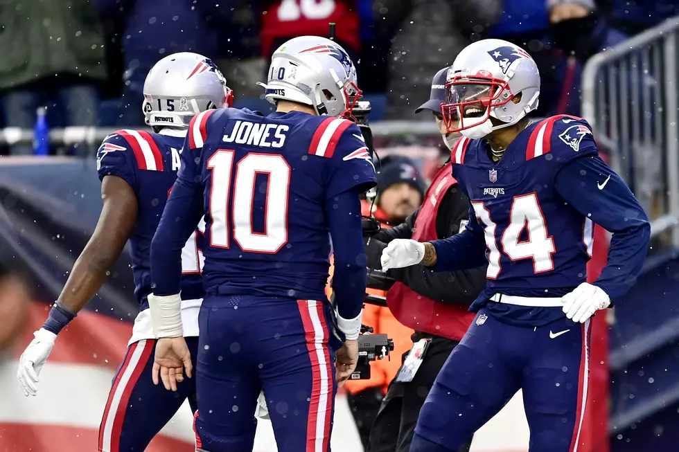 Jones throws 2 TD passes, Patriots roll past Titans 36-13