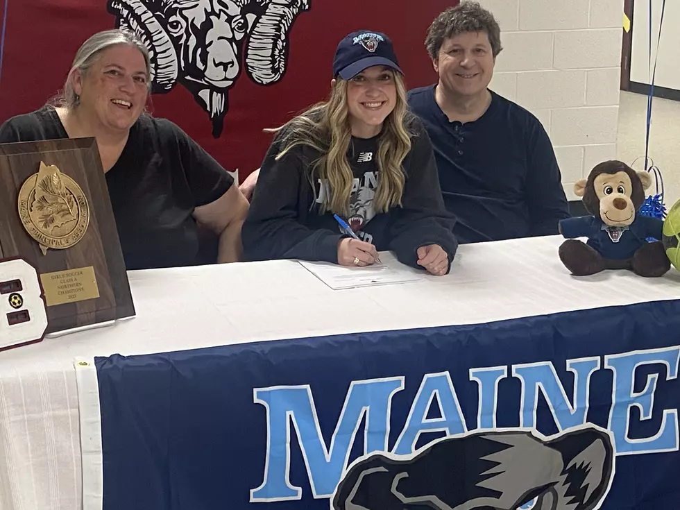 Olivia Scott NLI Signing with Parents Jenny and Wayne Photo Chris Popper
